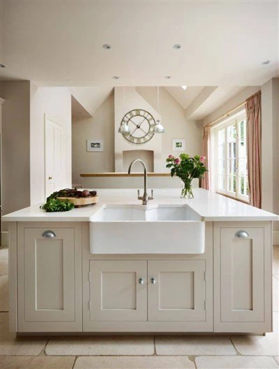 Antikke beige kjøkkenskap